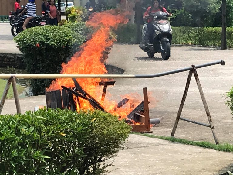 क्याम्पसमा तोडफोड र आगजनी गरी तालाबन्दी