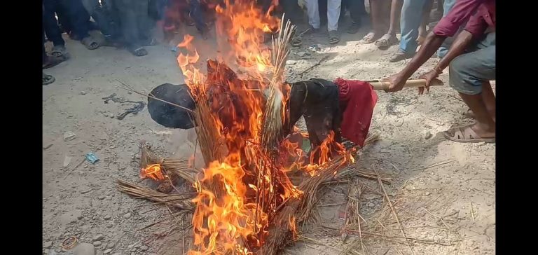 गरुडामा आज गरियो डिएसपी को पुत्ला दहन