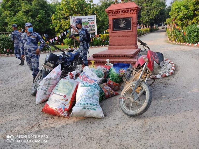 रौतहटमा   सशस्त्र प्रहरी टोलिद्वारा मोटरसाइकल सहित तस्करीको सामग्री भारी मात्रामा पक्राउ