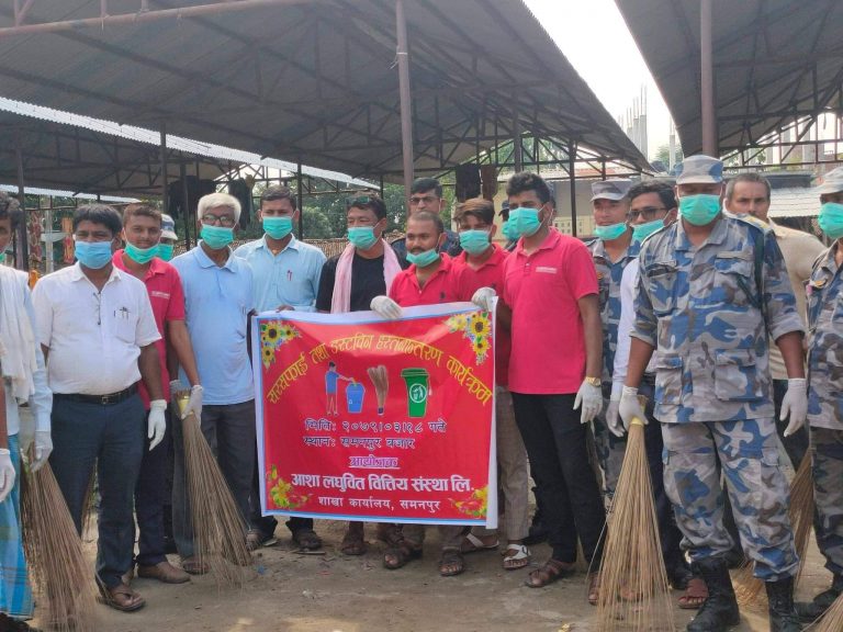 फोहर व्यवस्थापनका लागि  समनपुर बजारमा डस्टविन वितरण।