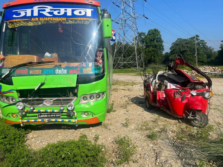 बस र अटोरिक्सा दुर्घटना हुँदा ३ जनाको मृत्यु।