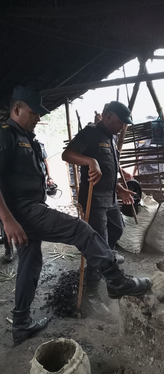 प्रहरी द्वारा अवैध मदिरा भठ्ठी नष्ट